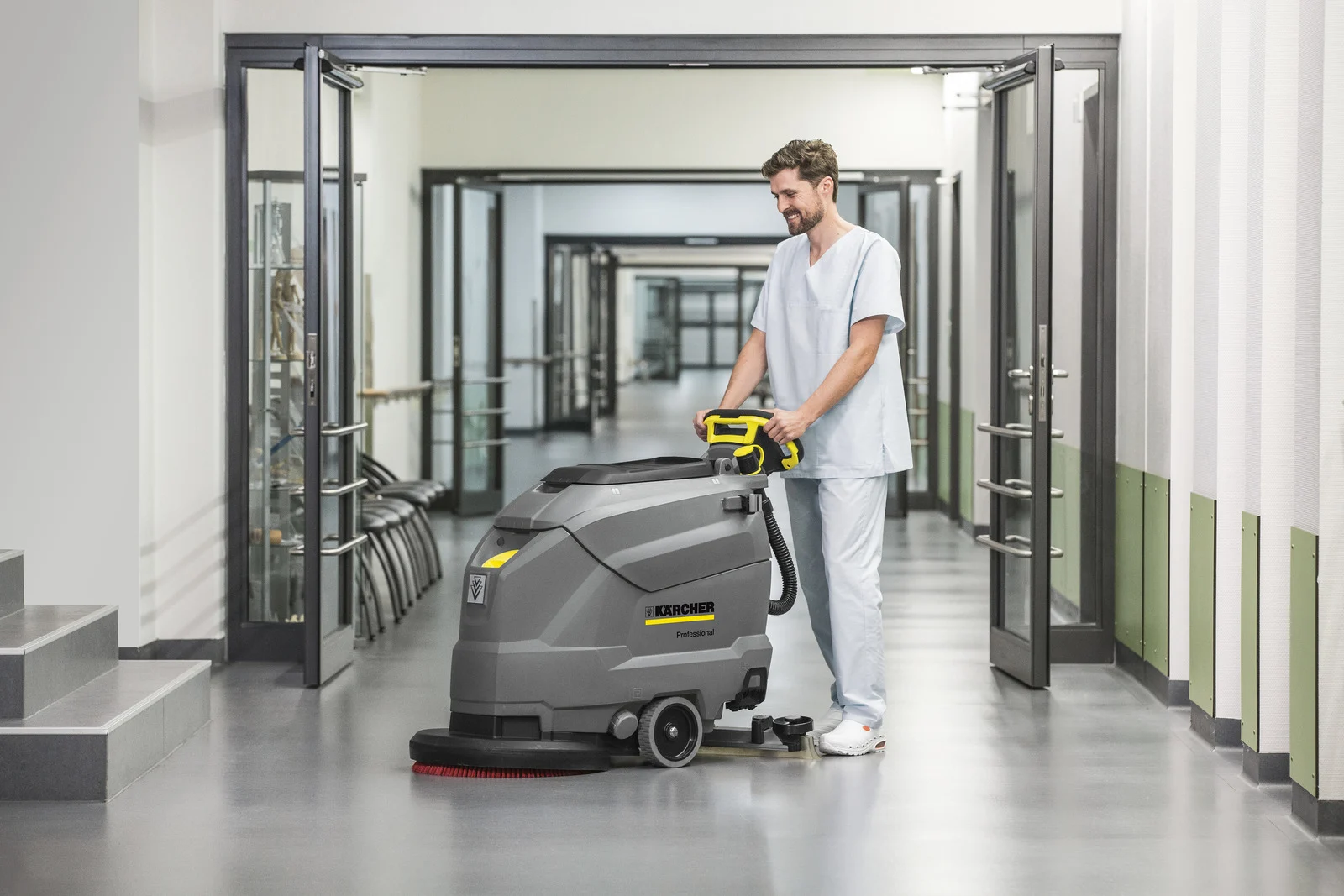 Cómo usar una fregadora de piso: guía paso a paso para principiantes